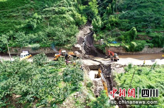 施工人员正在全力抢通泥石流灾害路段。汶川县委宣传部供图 施工人员正在全力抢通泥石流灾害路段。汶川县委宣传部供图