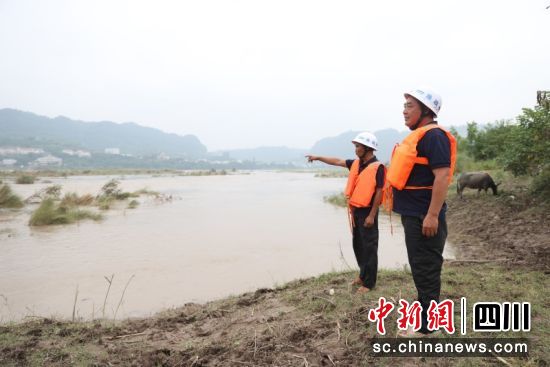 谢富昆和同事一道开展巡护工作。杨晓川 摄 谢富昆和同事一道开展巡护工作。杨晓川 摄