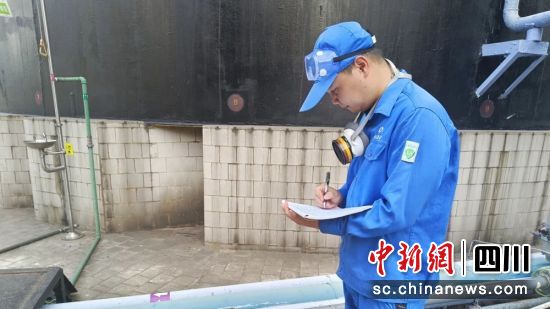 某公司硫酸工序员工正在排查管道隐患。泸州应急供图 某公司硫酸工序员工正在排查管道隐患。泸州应急供图