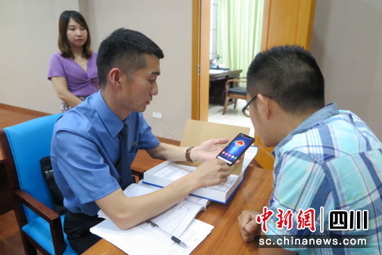 为群众讲解“掌上检察院”app 。营山人民检察院供图 为群众讲解“掌上检察院”app 。营山人民检察院供图