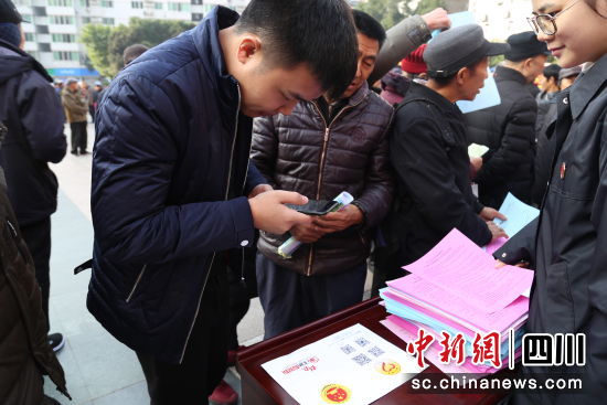 为群众宣传法律知识。营山人民检察院供图 为群众宣传法律知识。营山人民检察院供图