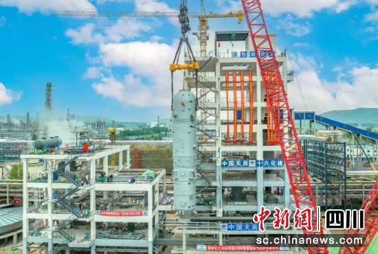 多喷嘴对置式粉煤气化炉吊装。东方电气集团 供图 多喷嘴对置式粉煤气化炉吊装。东方电气集团 供图