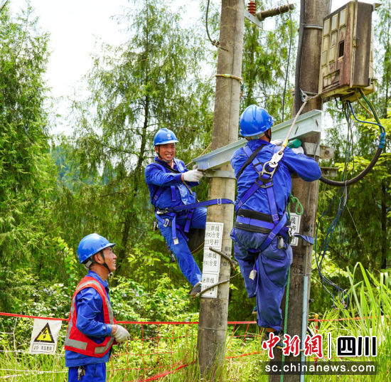 电力工人在四川省南充市蓬安县巨龙镇新店子村换装10千伏巨群线变压器及低压配电柜。汪泽民 摄 电力工人在四川省南充市蓬安县巨龙镇新店子村换装10千伏巨群线变压器及低压配电柜。汪泽民 摄