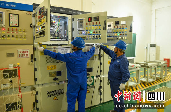 在四川省南充市蓬安县110千伏桂花变电站, 电力运维人员正在进行新增开关柜保护装置接入作业。汪泽民 摄 在四川省南充市蓬安县110千伏桂花变电站, 电力运维人员正在进行新增开关柜保护装置接入作业。汪泽民 摄