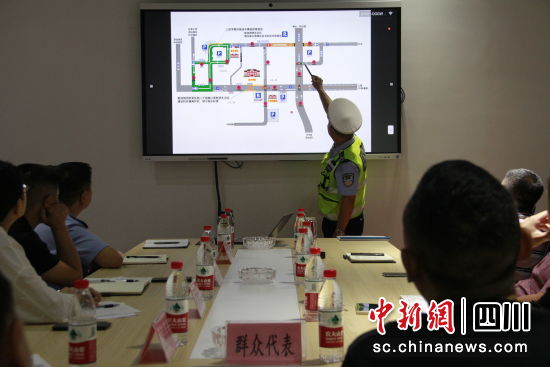 交警直属三大队民警介绍小岛片区道路交通情况。 绵阳交警三大队供图 交警直属三大队民警介绍小岛片区道路交通情况。 绵阳交警三大队供图