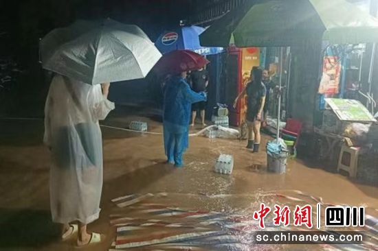 走访巡查。雨城融媒 供图 走访巡查。雨城融媒 供图