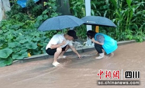 疏通下水道。雨城融媒 供图 疏通下水道。雨城融媒 供图