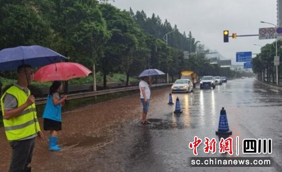协助开展交通管制。雨城融媒 供图 协助开展交通管制。雨城融媒 供图