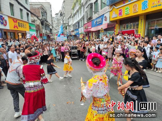 “村游节”活动现场。(古蔺县文化广播电视和旅游局 供图) “村游节”活动现场。(古蔺县文化广播电视和旅游局 供图)
