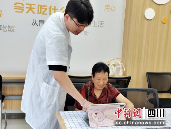 老年认知障碍早期干预课程现场。成都国药康养供图 老年认知障碍早期干预课程现场。成都国药康养供图