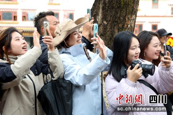 街市巡马活动吸引了不少群众和游客围观或拍照。理塘融媒供图 街市巡马活动吸引了不少群众和游客围观或拍照。理塘融媒供图