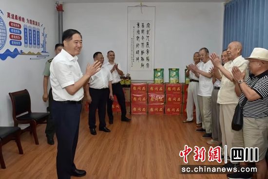 慰问现场。陈小平 摄 慰问现场。陈小平 摄