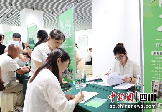 “双选会”现场。廖桂华 摄 “双选会”现场。廖桂华 摄