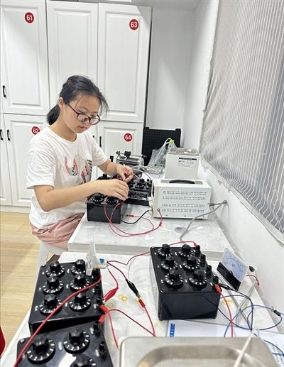 孙镕希做物理实验 孙镕希做物理实验
