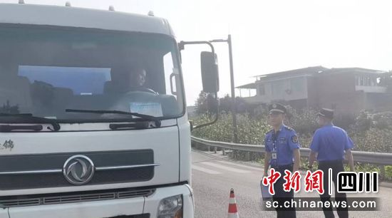 路面巡查。沿滩融媒 供图 路面巡查。沿滩融媒 供图