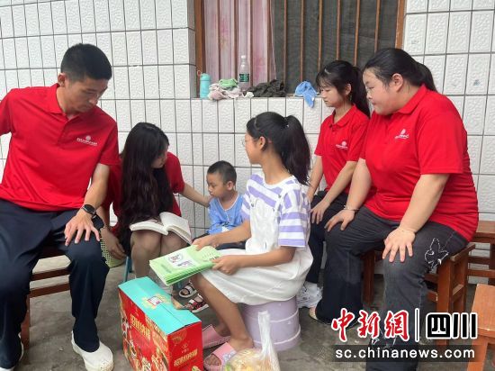 为孩子们送去学习用品和关爱。王茜 摄 为孩子们送去学习用品和关爱。王茜 摄