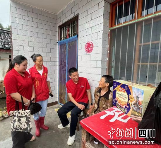 实践团队开展“智慧健康养老服务与管理”调研。王茜 摄 实践团队开展“智慧健康养老服务与管理”调研。王茜 摄