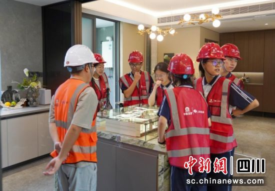 正在现场进行了解。常晓 摄 正在现场进行了解。常晓 摄