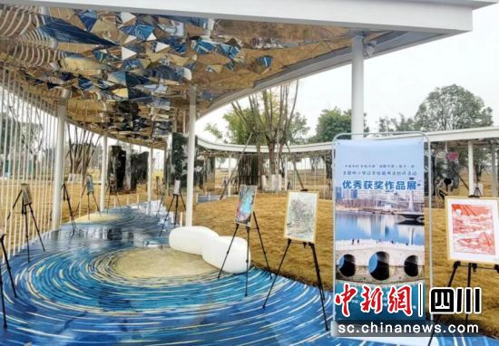 成都市第三届河(湖)主题中小学征文绘画创评活动优秀获奖作品展现场(资料图)。郭怡 摄 成都市第三届河(湖)主题中小学征文绘画创评活动优秀获奖作品展现场(资料图)。郭怡 摄
