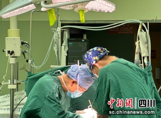 医生正在手术。李金泽摄 医生正在手术。李金泽摄