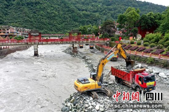 河道清淤现场。汶川县委宣传部供图 河道清淤现场。汶川县委宣传部供图