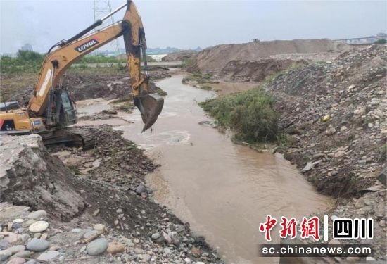 中交四航局清理排水渠。(中交四航局 供图) 中交四航局清理排水渠。(中交四航局 供图)