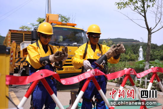 工作人员进行带电作业。 国网绵阳供电公司供图 工作人员进行带电作业。 国网绵阳供电公司供图