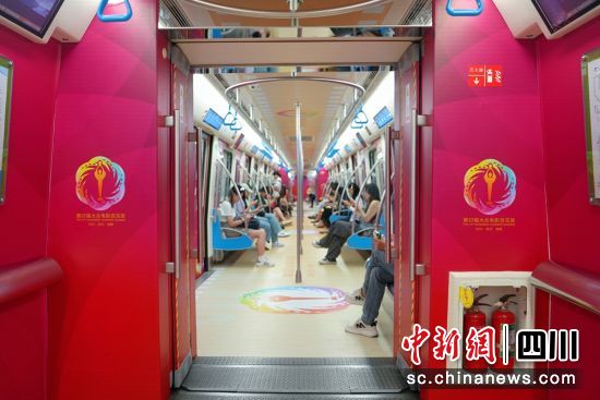 第37届大众电影百花奖主题列车上线运行。成都轨道集团供图 第37届大众电影百花奖主题列车上线运行。成都轨道集团供图
