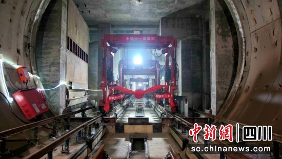 成都轨道交通17号线二期最后一节轨排铺轨完成现场。成都轨道集团供图 成都轨道交通17号线二期最后一节轨排铺轨完成现场。成都轨道集团供图