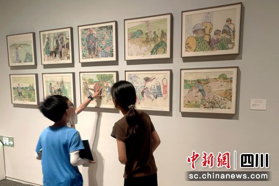 展览作品吸引参观者驻足欣赏。李燕 摄 展览作品吸引参观者驻足欣赏。李燕 摄