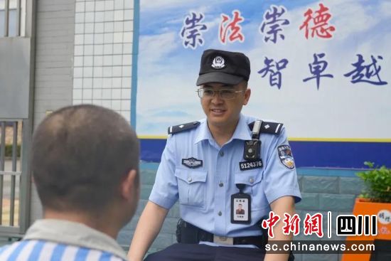 四川省雷马屏监狱监区民警对罪犯陶某进行谈心谈话教育。四川省监狱管理局供图 四川省雷马屏监狱监区民警对罪犯陶某进行谈心谈话教育。四川省监狱管理局供图