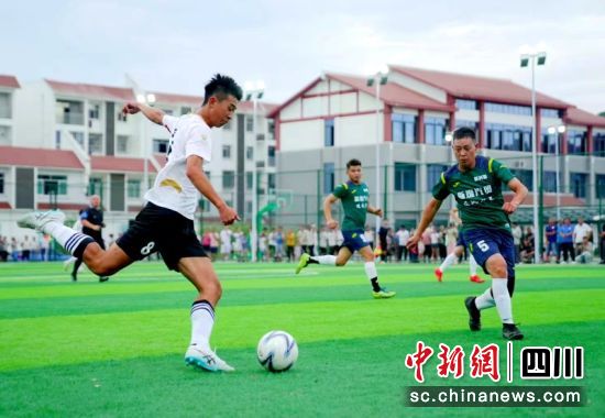 高县“仙湖杯”2024乡村足球联赛现场。陈小芳 摄 高县“仙湖杯”2024乡村足球联赛现场。陈小芳 摄