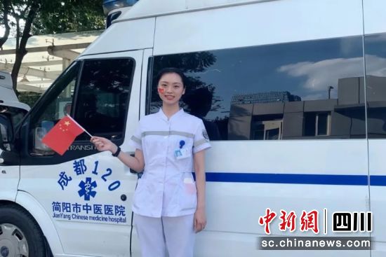 简阳市中医医院急诊科默默奉献的护士王欣。张颖姿 摄 简阳市中医医院急诊科默默奉献的护士王欣。张颖姿 摄