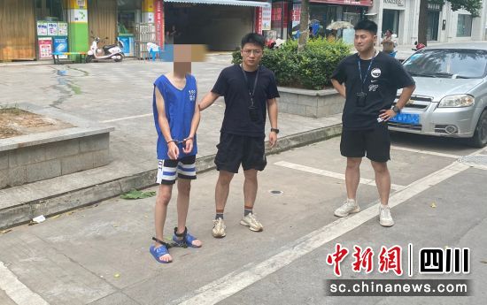 嫌疑人落网并指认作案现场。荣县警方 供图 嫌疑人落网并指认作案现场。荣县警方 供图