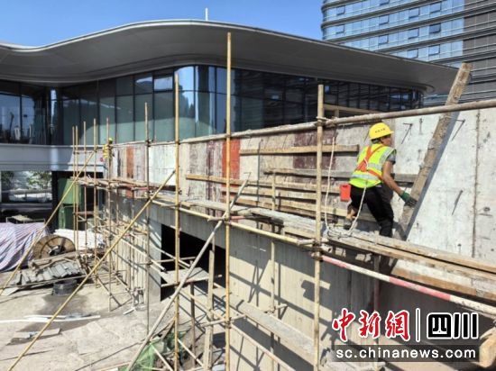工人施工中。陈钰新 摄 工人施工中。陈钰新 摄