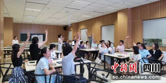 大家积极举手参与。刘洋谷 摄 大家积极举手参与。刘洋谷 摄