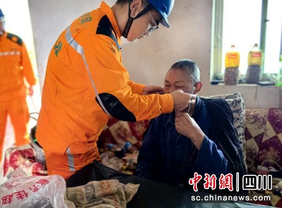 电力人员为老人送去“续命电”。汶川县委宣传部供图 电力人员为老人送去“续命电”。汶川县委宣传部供图