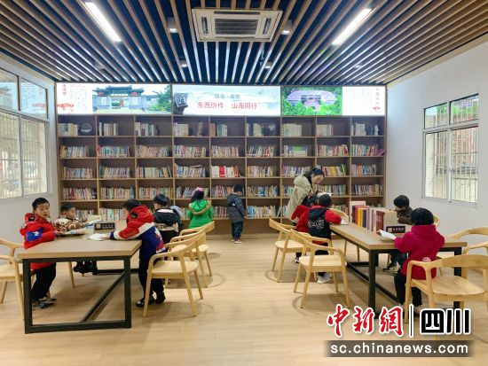 学生在城市书房阅读。冯春艳 摄 学生在城市书房阅读。冯春艳 摄