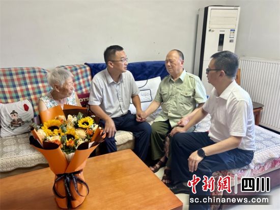 正在现场慰问。陈小平 摄 正在现场慰问。陈小平 摄