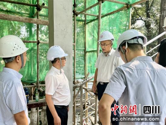 正在现场进行慰问。陈小平 摄 正在现场进行慰问。陈小平 摄