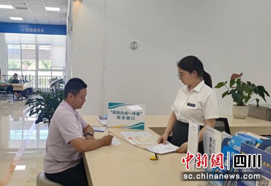 政务服务综合窗口。雨城融媒 供图 政务服务综合窗口。雨城融媒 供图