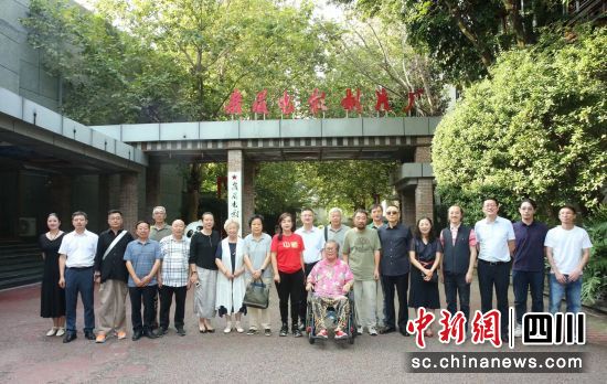 电影艺术家齐聚蓉城。峨眉电影集团供图 电影艺术家齐聚蓉城。峨眉电影集团供图