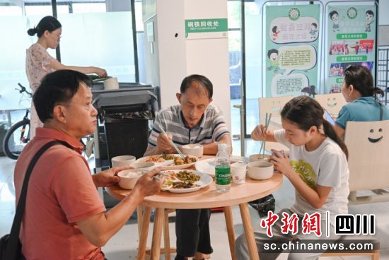 正在开心用餐。郑栋梁 摄 正在开心用餐。郑栋梁 摄