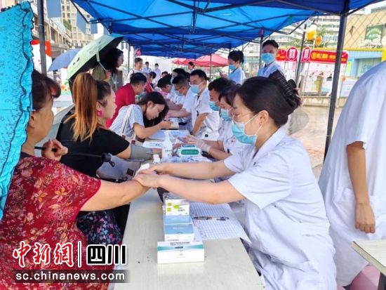 义诊现场。四川省司法警官总医院供图 义诊现场。四川省司法警官总医院供图