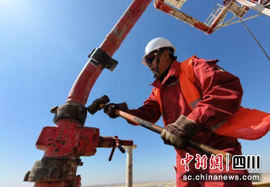 一线员工在中石化深地工程新桥1井进行安装作业。李洪 摄 一线员工在中石化深地工程新桥1井进行安装作业。李洪 摄