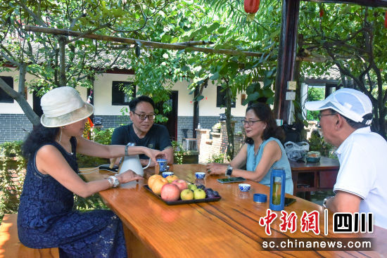 游客坐在青溪镇阴平村民宿旅居小院里品茶。青川县融媒体中心 供图 游客坐在青溪镇阴平村民宿旅居小院里品茶。青川县融媒体中心 供图