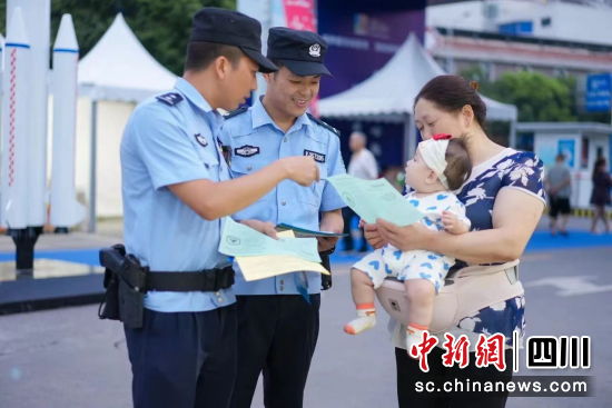 发放宣传资料。 游仙公安供图 发放宣传资料。 游仙公安供图