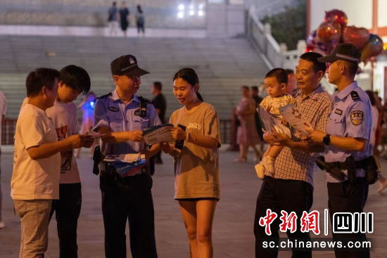 发放宣传资料。 游仙公安供图 发放宣传资料。 游仙公安供图