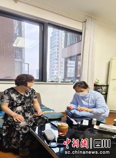 护士上门护理。成医一附院供图 护士上门护理。成医一附院供图