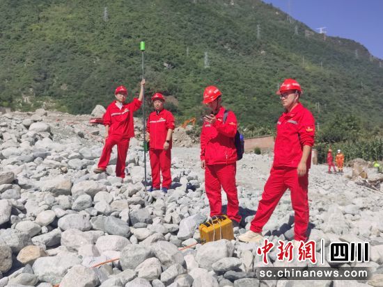 现场技术人员在液化气罐被掩埋处进行了物探外业作业。四川省自然资源集团供图 现场技术人员在液化气罐被掩埋处进行了物探外业作业。四川省自然资源集团供图